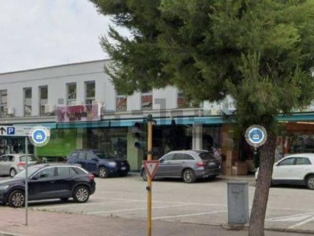 Locale in affitto di 240 m² in Via D.Alighieri, 1