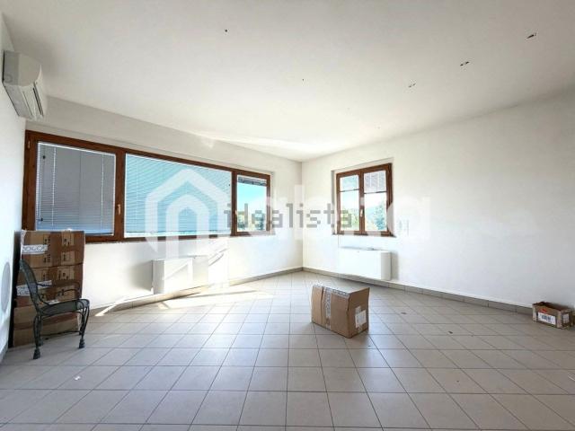 Locale in affitto di 240 m² in Via E. Berlinguer