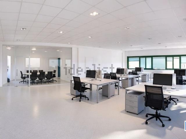 Locale in affitto di 240 m² in Via Kennedy, 34
