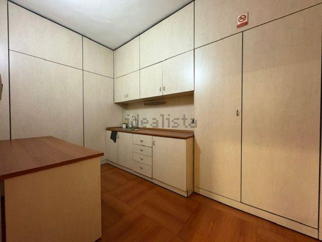 Locale in affitto di 240 m² in Via La Loggia, 16