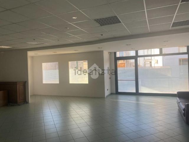Locale in affitto di 240 m² in Via Montello, 68