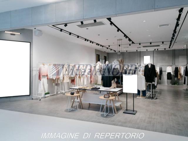 Locale in affitto di 240 m² in Via Provinciale