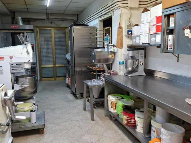 Locale in affitto di 240 m² in Strada Palermo