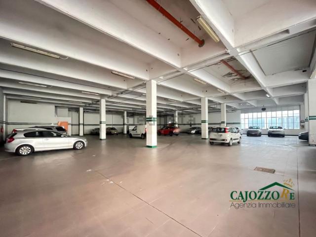 Locale in affitto di 2425 m² in Via Imperatore Federico, 79