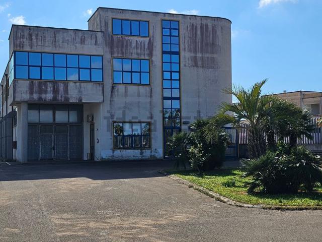 Locale in affitto di 2426 m² in Via Gallipoli, 100
