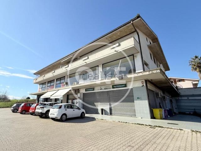 Locale in affitto di 243 m²