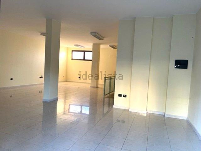Locale in affitto di 245 m² in Via Italia