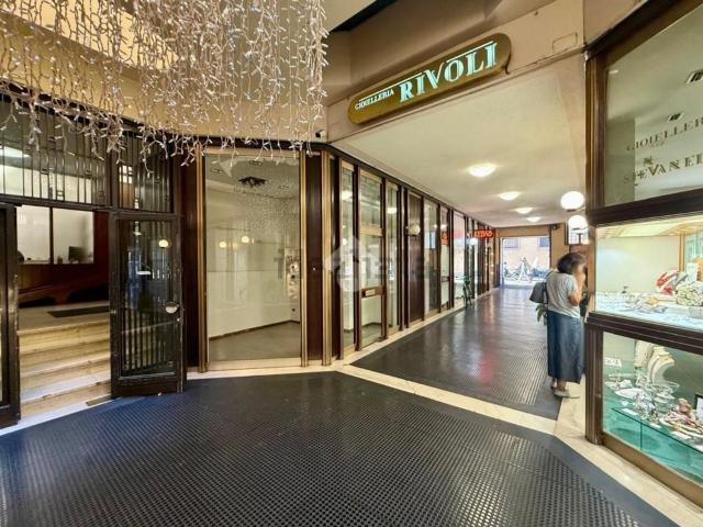 Locale in affitto di 24 m² in Piazza Bra, 10