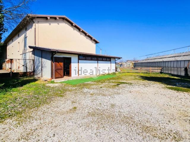 Locale in affitto di 2500 m² in Via Brescia, 48