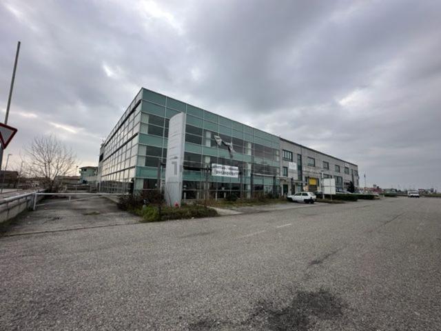 Locale in affitto di 2500 m² in Via Torino