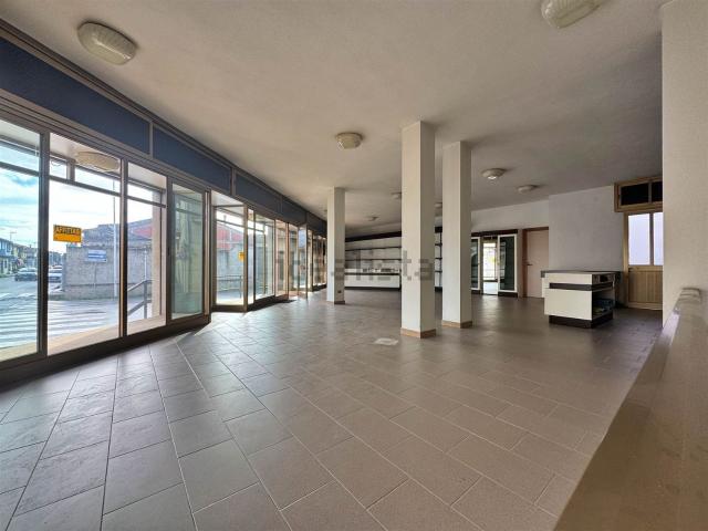 Locale in affitto di 250 m²