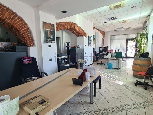 Locale in affitto di 250 m²