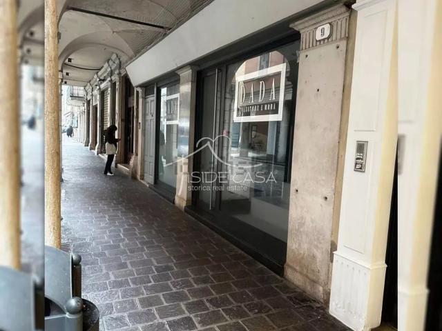 Locale in affitto di 250 m²