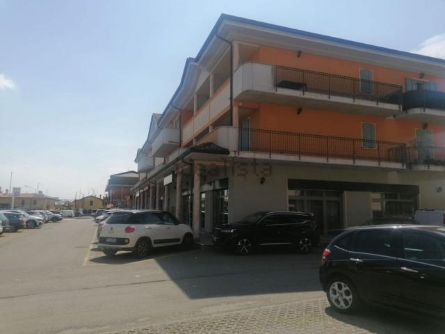 Locale in affitto di 250 m² in Via 25 Aprile