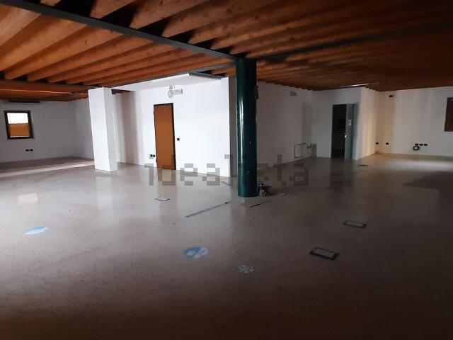 Locale in affitto di 250 m² in Via Carlo Montanari