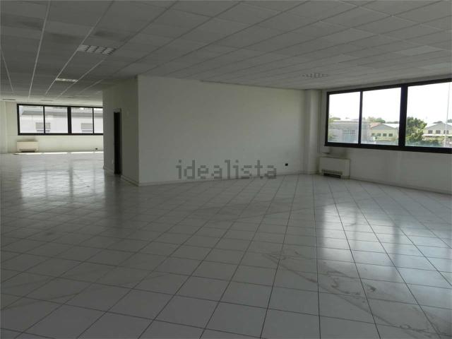 Locale in affitto di 250 m² in Via Antonio Meucci