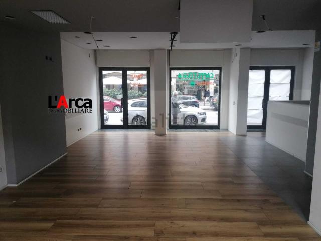 Locale in affitto di 250 m² in Via Don Luigi Palazzolo, 25