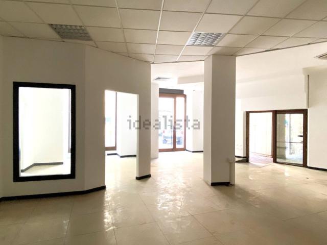 Locale in affitto di 250 m² in Via Enrico Cialdini