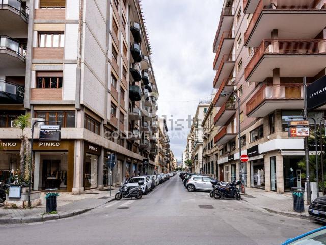 Locale in affitto di 250 m² in Via Enrico Parisi, 6