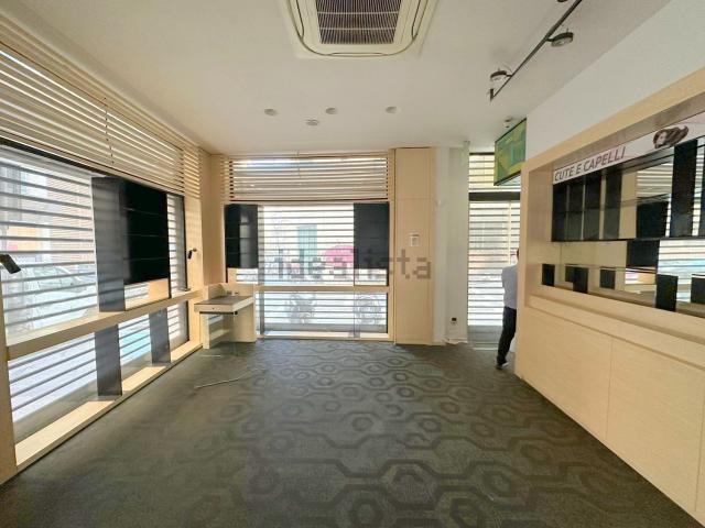 Locale in affitto di 250 m² in Via Francesco Baracca, 13