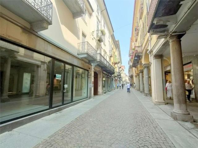 Locale in affitto di 250 m² in Via Italia, 39