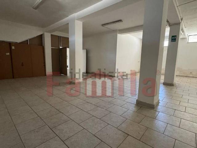 Locale in affitto di 250 m² in Via Nazionale Delle Puglie