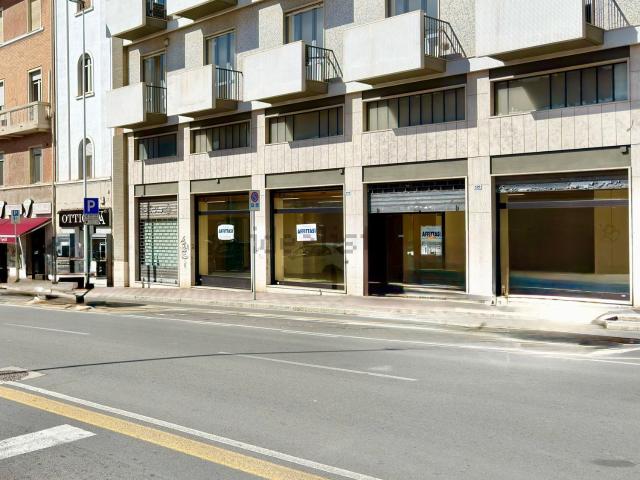 Locale in affitto di 250 m² in Via sonnino angolo via san lucifero