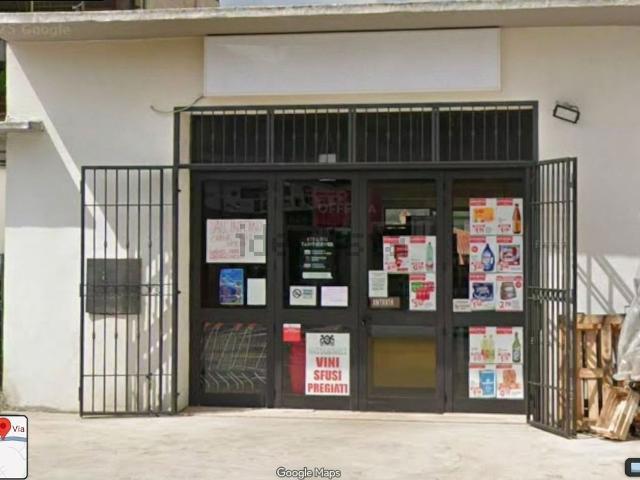 Locale in affitto di 250 m² in Via Roma Strada Statale 205, 75