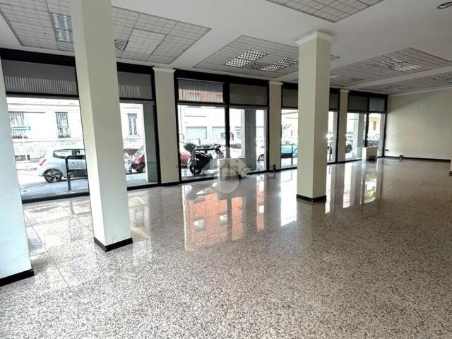 Locale in affitto di 250 m² in Via Varesina, 41