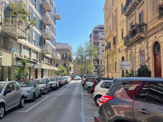 Locale in affitto di 250 m² in Via XII Gennaio, 8