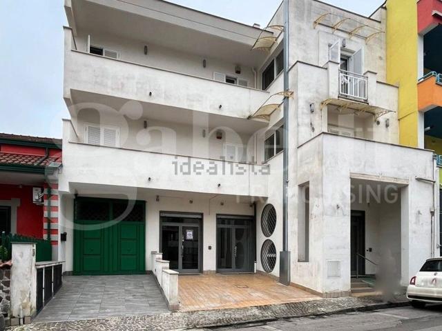 Locale in affitto di 250 m² in Viale Dante Alighieri