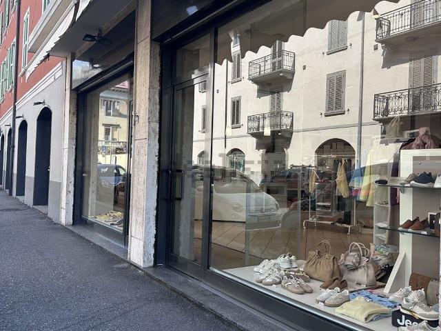 Locale in affitto di 253 m² in Via Don Luigi Palazzolo, 43