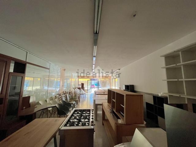 Locale in affitto di 255 m² in Via San Pio X, 10