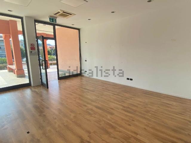 Locale in affitto di 255 m² in Via Zappello, 8
