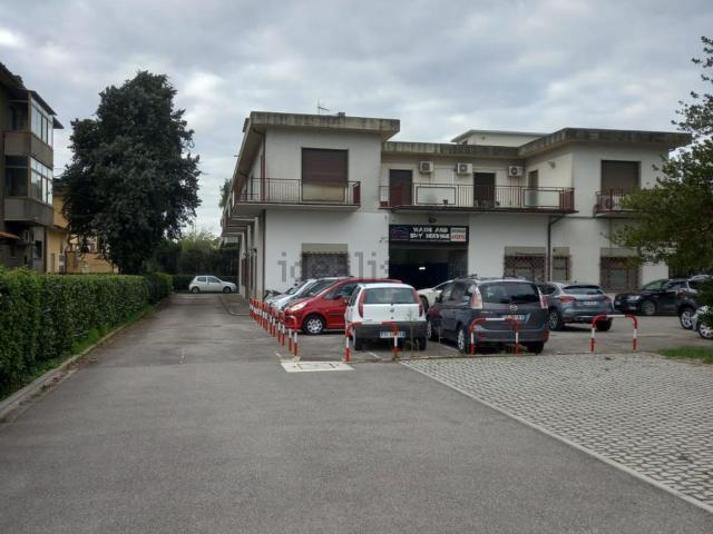 Locale in affitto di 255 m² in Strada provinciale 1 Setteponti, 111