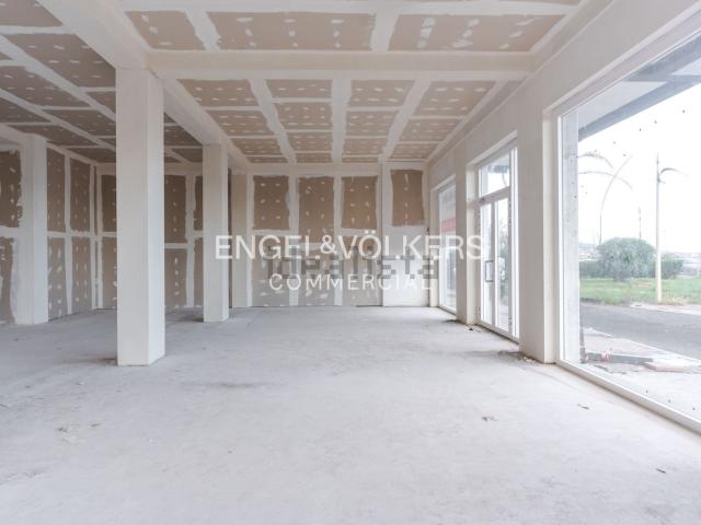 Locale in affitto di 256 m² in Viale Ruggero di Lauria, 131