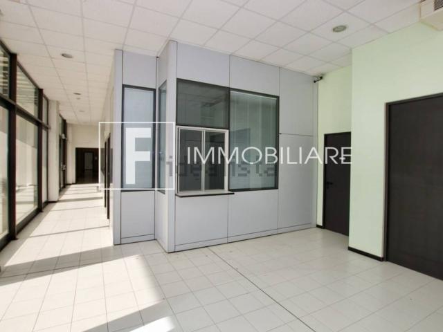 Locale in affitto di 257 m² in Via Roma Sinistra