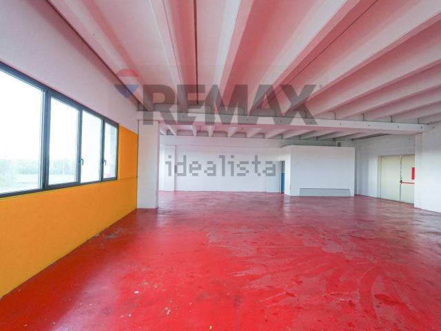 Locale in affitto di 258 m² in Via Don Giulio Carminati, 65