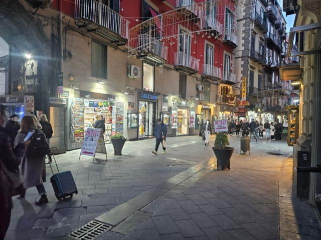 Locale in affitto di 25 m² in Via Chiaia, 216