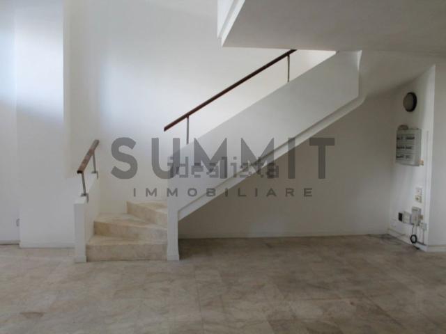 Locale in affitto di 260 m² in Via Battaglione Val Leogra