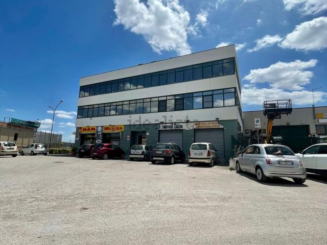 Locale in affitto di 260 m² in Via delle Casermette, 28