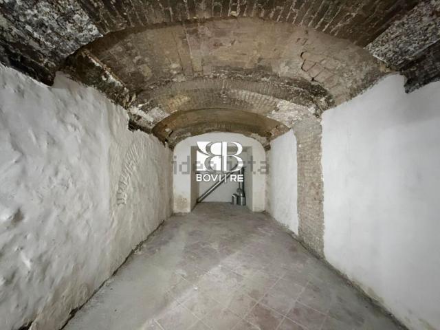 Locale in affitto di 260 m² in Via Federico Cesi