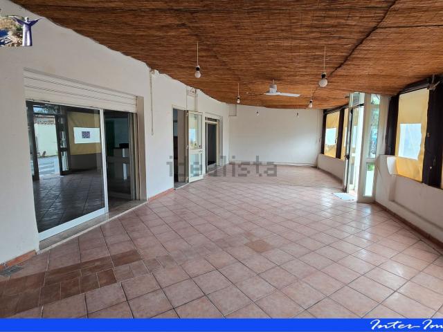 Locale in affitto di 260 m² in Via Santavenere, 16