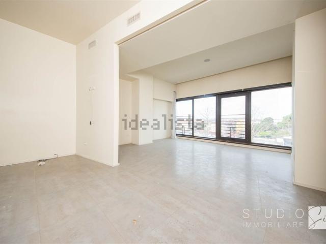 Locale in affitto di 260 m² in Via Silvio Pellico