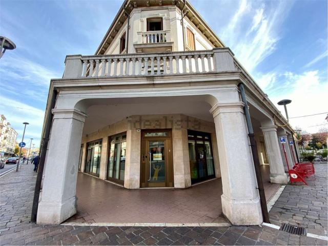 Locale in affitto di 260 m² in Via Piave, 59