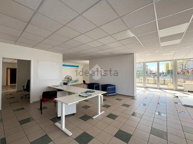 Locale in affitto di 260 m² in Via Provinciale