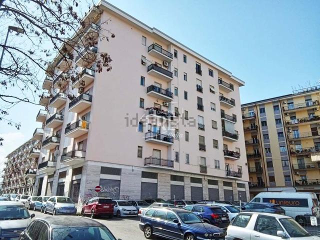 Locale in affitto di 260 m² in Viale Delle Medaglie DꞌOro, 99
