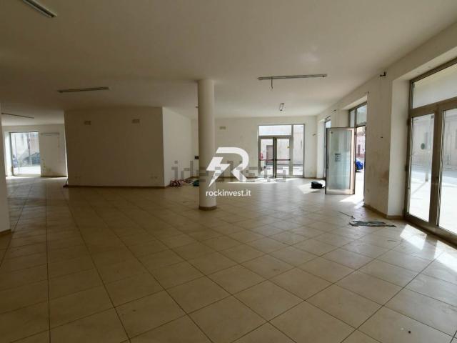Locale in affitto di 261 m² in Via Stazione