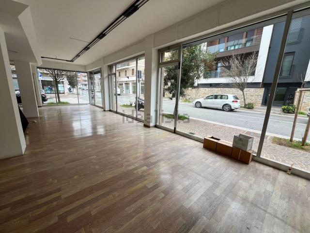 Locale in affitto di 261 m² in Viale dei Partigiani