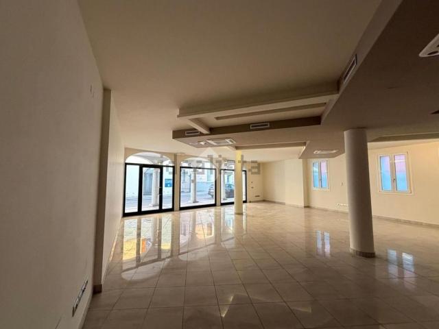 Locale in affitto di 265 m² in Via Amilcare Baronchelli, 1